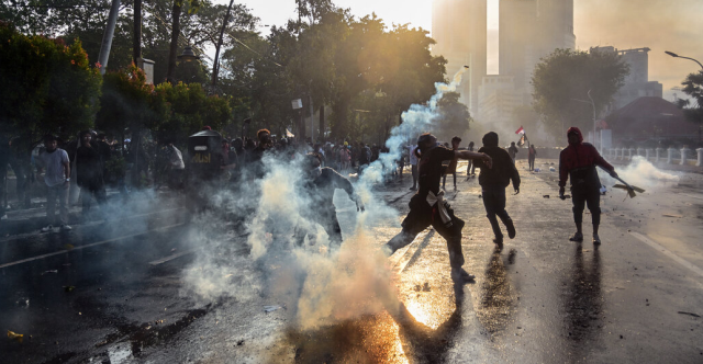Endonezya yangın yeri! Devlet Başkanı tarihi zirveye katılmaktan vazgeçti