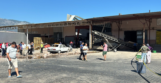 Antalya'da toptancı halinde patlama! 1 kişi hayatını kaybetti, olay anı kameraya yansıdı