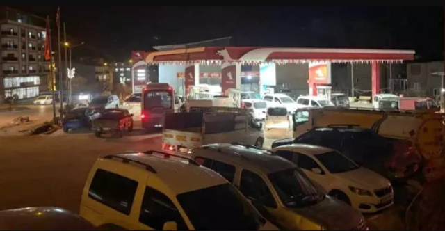 Zam beklentisi sonrası akın ettiler! Uzun kuyruklar oluştu