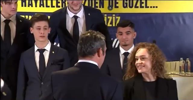 Ali Koç imza töreninde çevirdiği kadına 'Kimsin sen?' diye sordu! Aldığı yanıt kahkahalara boğdu