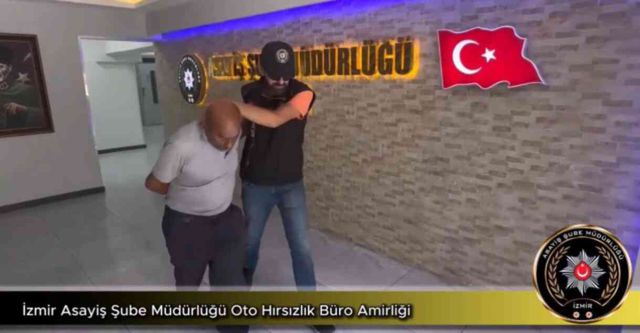 İzmir'de şaşkına çeviren hırsızlık! Çay kaşığı ile otomobilin kapısını açıp çaldı