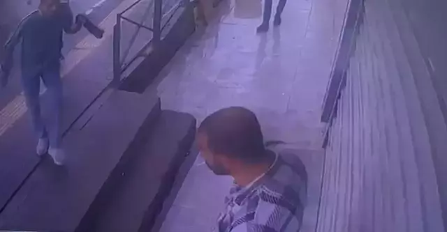Husumetlisini sokak ortasında çekip vurdu: O anlar kamerada