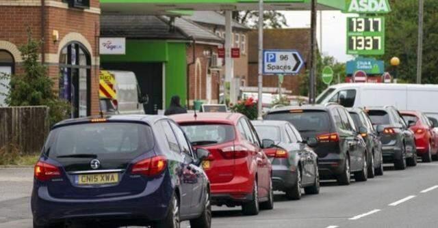 İngiltere'deki petrol krizi sonrası ordu devreye girdi! Askerler istasyonlara yakıt taşıyor