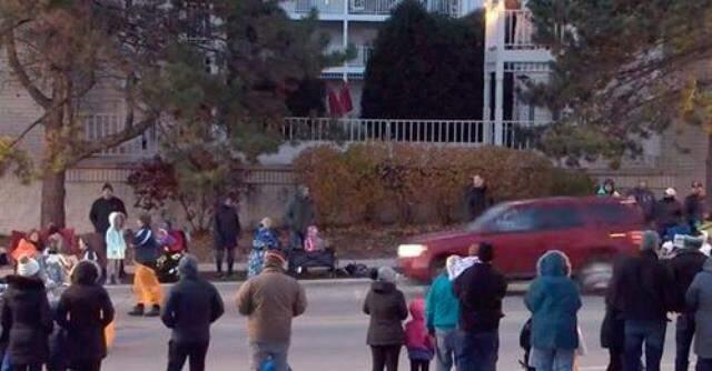 ABD'de bir araç noel kutlaması için yapılan geçit törenine daldı! Çok sayıda ölü ve yaralı var