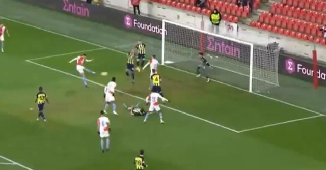 Taraftar artık ağlanacak hale gülüyor! Fenerbahçe'nin yediği gol dalga konusu oldu