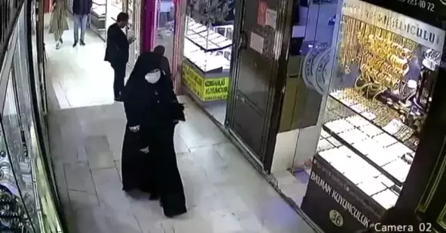 Çaldığı kolyenin ağırlığını beğenmeyince