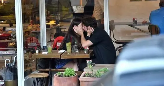 Sevgilisiyle Dudak Dudağa Görüntülendi!