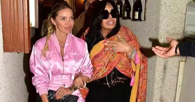 Sahnede göğüs açılan Bülent Ersoy'dan güldüren frikik açıklaması: Artık çift dikiş attırıyorum