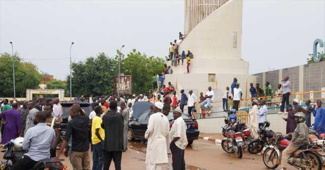 Nijer'de demokratik yollarla başa gelen cumhurbaşkanı devrildi