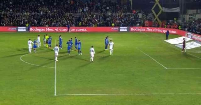 Takım arkadaşına dil dökerek topu alan Arda'nın frikiğini tüm stat ağzı açık izledi