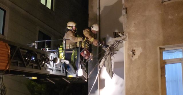 Kartal'da bir binada balkon çöktü, bina sakinleri tahliye edildi