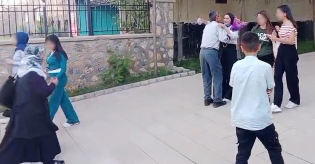 YKS çıkışı kızını çiçeklerle karşılayan baba: O dakika dünyalar benim oldu