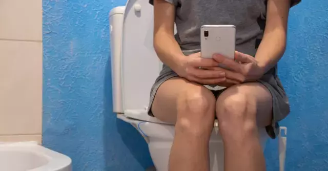 Tuvalette telefonla ilgilenmek hemoroid riskini artırıyor