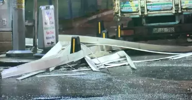 İstanbul'daki hava durumunu özetleyen fotoğraf! Binanın dış cephe kaplaması söküldü