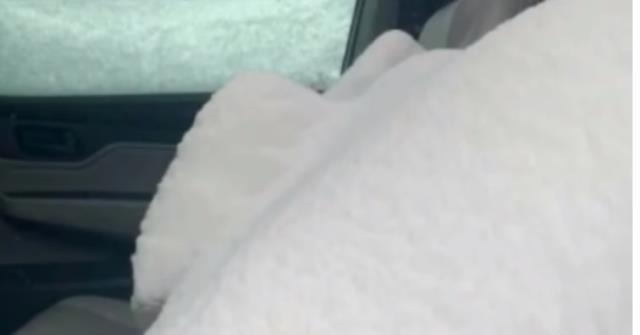 Otomobilini akşam park edip evine gitti, sabah çalıştırmak için indiğinde her tarafını buz kesmiş halde buldu