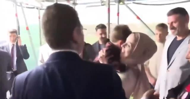 Ekrem İmamoğlu kalabalıkta kaybolan çocuğu sahneye çıkarıp ailesi ile buluşturdu