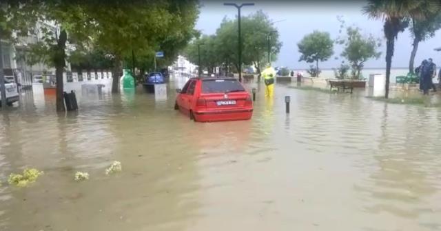 Tekirdağ'da dolu ve sağanak sonrası sokaklar adeta dereye döndü