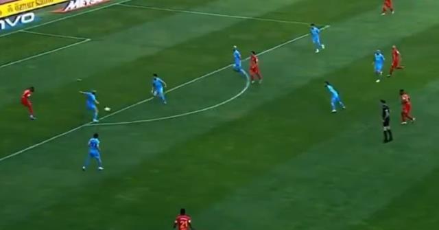 Trabzonspor maçında gole sevinen Kayserisporlu futbolcular hakemin kararıyla çılgına döndü