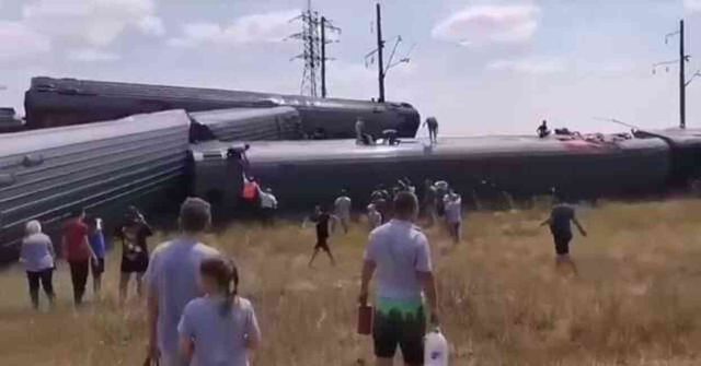 Rusya'da facia! 800 yolcuyu taşıyan tren demiryolu kavşağında kamyonetle çarpıştı
