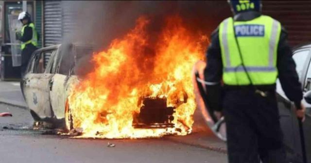 Bugün 38 farklı noktada şiddet olayının meydana gelmesi beklenen İngiltere'de, 6.000 polis görevlendirildi