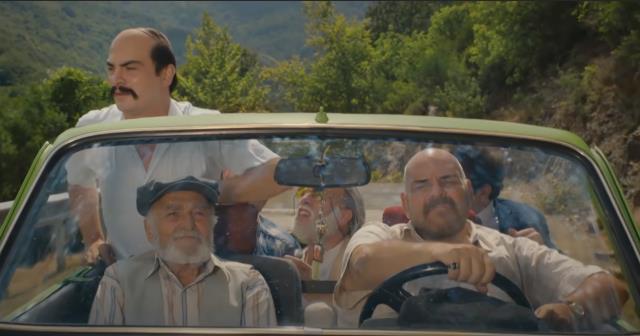 'Düğün Dernek' filminden esinlenerek eski otomobilini üstü açık hale getirdi! Görenler telefona sarılıyor