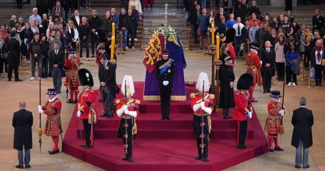 Torunları, Kraliçe'nin naaşı başında nöbet tuttu! Prens Harry ile ilgili detay dikkatlerden kaçmadı