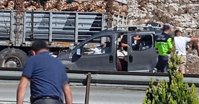 Adana'da TIR'a arkadan çarpan hafif ticari araçtaki 5 kişi hayatını kaybetti