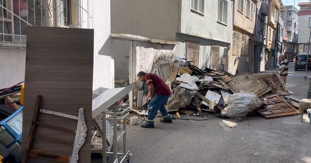 Bursa'da Kötü Kokulara Neden Olan Evde 3 Kamyon Çöp Çıkarıldı