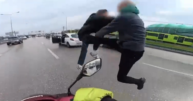 Trafikte film sahnelerini aratmayan uçan tekmeli kavga kamerada