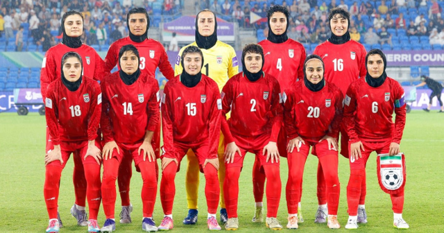 Ülkelerine dönmek üzere yola çıkan İranlı kadın futbolcular, otobüsün camından cep telefonlarıyla SOS işareti yaptı