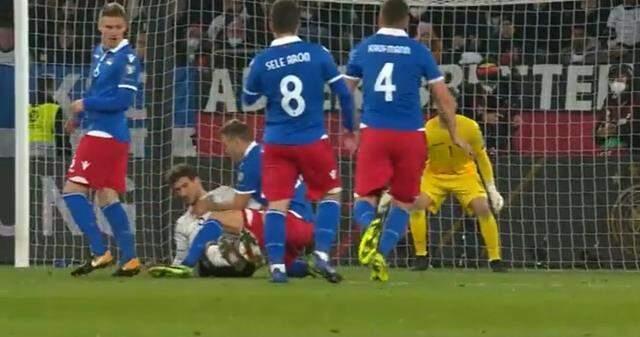 Alman yıldızı öldürmeye teşebbüs gibi faul! Eleme maçında facianın eşiğinden dönüldü