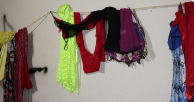 Cinsel ilişki vaadiyle kandırdıkları erkeklere önce kadın iç çamaşırı giydirdiler sonra soyup soğana çevirdiler