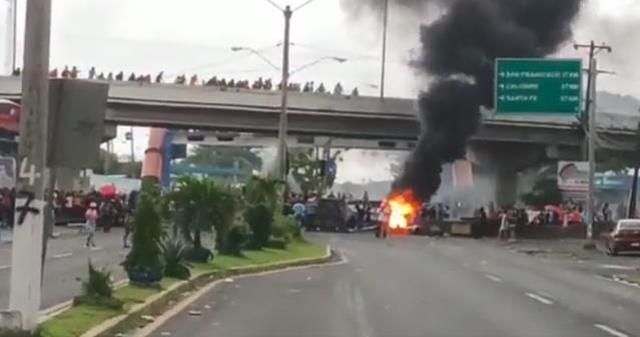 Panama'da akaryakıt fiyatlarını protesto eden yüzlerce kişi ülkeyi yangın yerine çevirdi