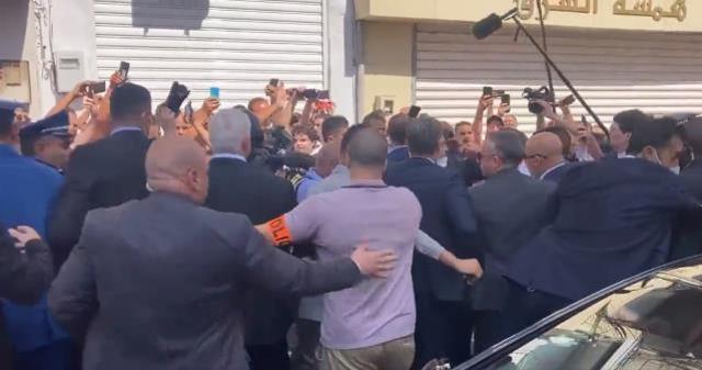 Cezayir'de kalabalığı selamlarken beklemediği tepkiyle karşılaşan Macron, apar topar aracına bindirilip uzaklaştırıldı