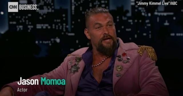 Ünlü oyuncu, sunucunun sorusuna cevap vermek için canlı yayında pantolonunu indirdi