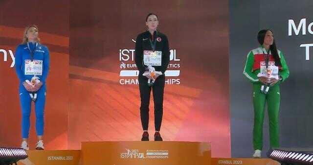 Avrupa Salon Atletizm Şampiyonası'nda rekorla şampiyon olan Tuğba Danışmaz, kürsüde gözyaşlarına boğuldu