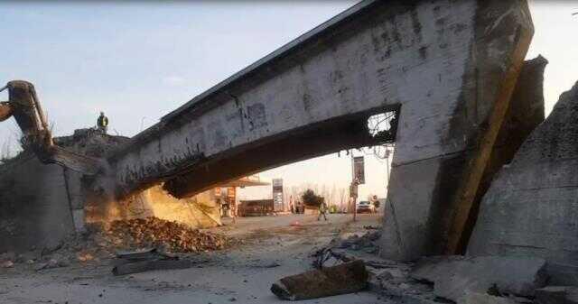 Asırlık tren yolu üst geçidi yıkıldı, vatandaşlar çıkan demirleri alabilmek için birbiriyle yarıştı