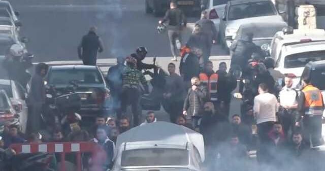 İsrail polisi, Mescid-i Aksa'da namaz kılan Müslümanların üzerine gaz bombası attı