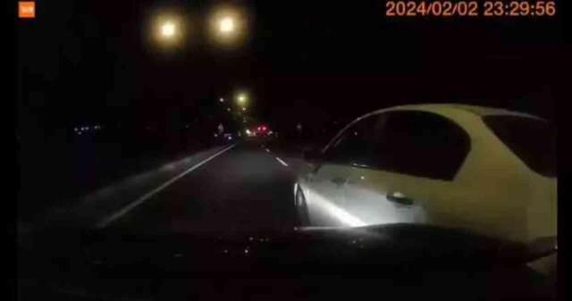 Trafikte hakimin aracının önünü kesip saldırdılar