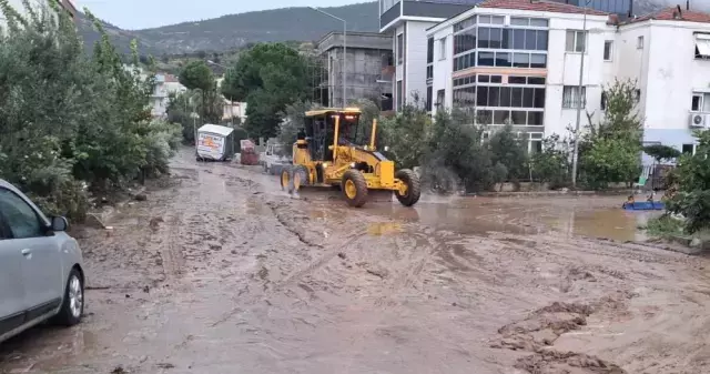 Foça'da selin ardından taşan su