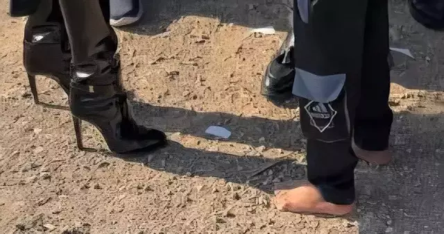 Ayağında 80 bin TL'lik çizmeyle yalın ayak çocukları ziyarete gitti