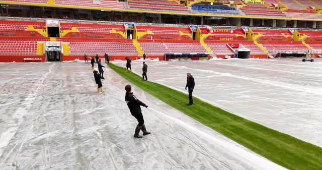 Hava sıcaklığı eksi 17 dereceyi gördü, çareyi naylon örtüyle buldular