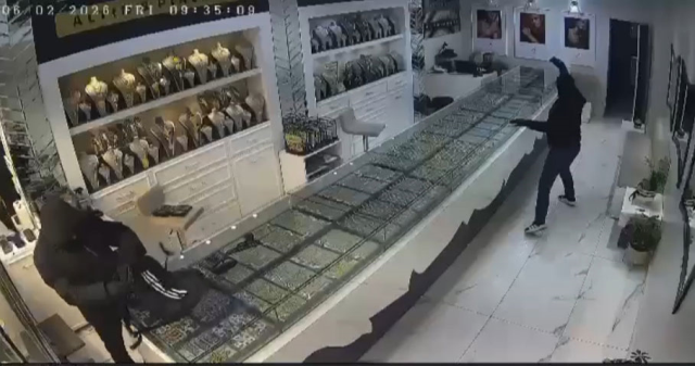 Kar maskeli şüpheliler, kuyumcu çalışanını darbedip 1 kiloya yakın altını alarak kaçtı