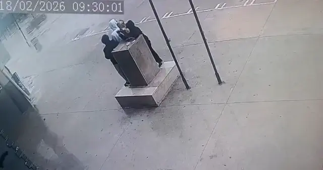 Fırtınada düşmek üzere olan Atatürk büstünü öğrenciler el birliği ile korudu