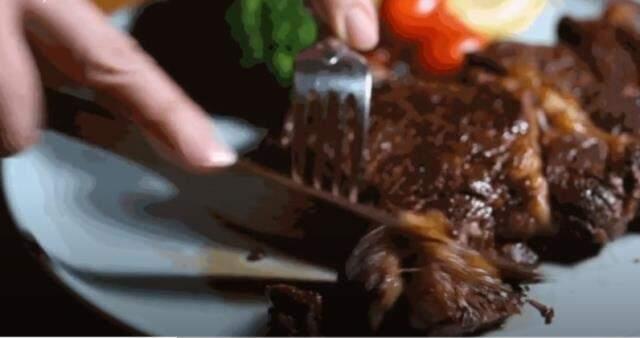 Normal çatal bıçağı unutun! Çelikten bile 3 kat keskin, mutfakların yeni gözdesi tahta bıçak