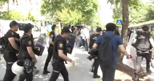 TÜİK önünde arbede! Basın açıklaması yapmak isteyen gruba polis müdahale etti