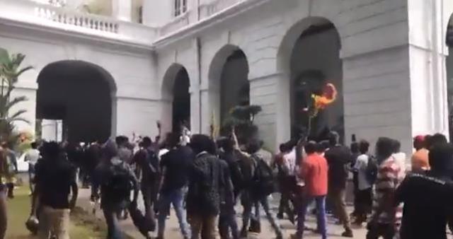 Sri Lanka'da binlerce gösterici hükümet binasını bastı! Devlet Başkanı güvenlik güçlerince kaçırıldı