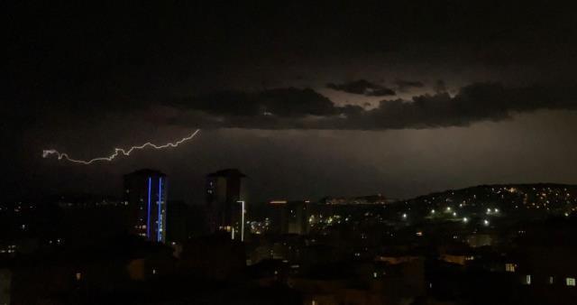 İstanbul'da beklenen sağanak yağış her iki yakada da başladı: Sel ve su baskınlarına dikkat