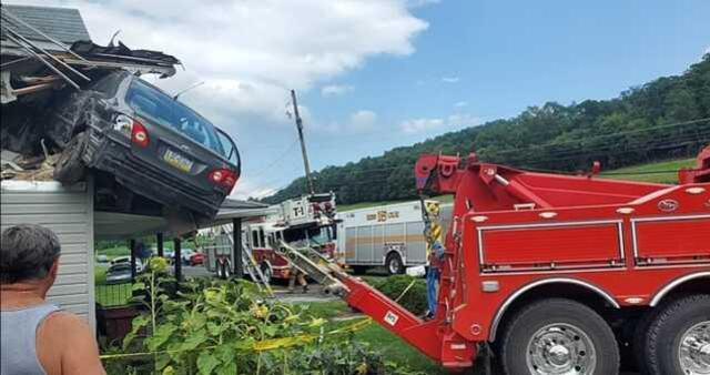 Sürücüsünün kasten hızla menfeze çarptığı otomobil havalanarak iki katlı bir evin çatı penceresinden içeri girdi