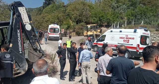 Son Dakika: Kahramanmaraş'ta freni boşalan kamyon cenaze namazı kılanların arasına daldı! Ölü ve yaralılar var